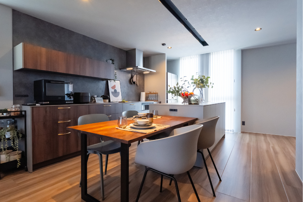 キッチンパネルと床材の配置バランスを整え、空間全体を格上げしたキッチン